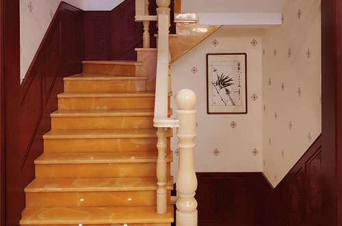夷陵中式别墅室内汉白玉石楼梯的定制安装装饰效果